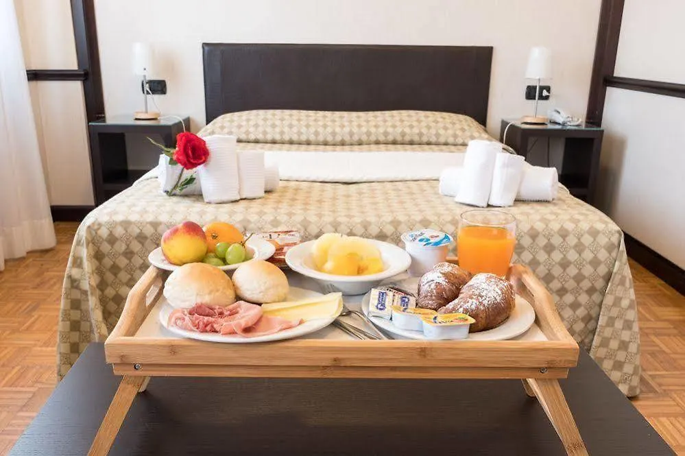 פידנצה Hotel Astoria 3*,  איטליה